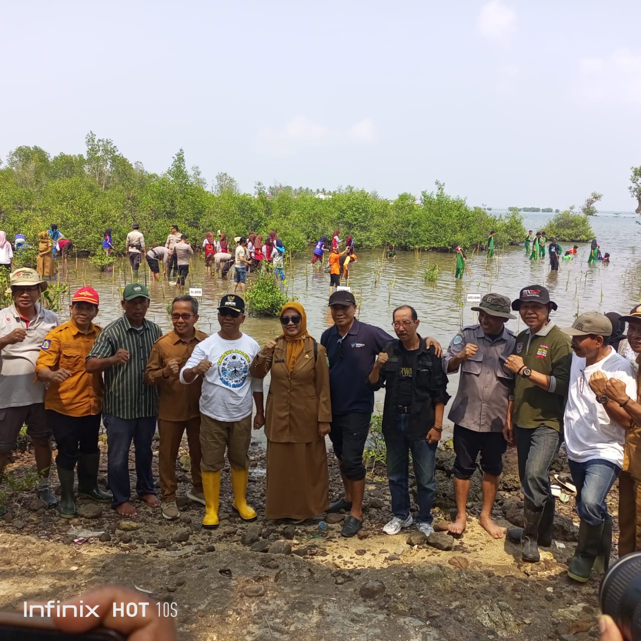 PJS. Bupati Sumbawa Pimpin Penanaman Mangrove di Pulau Kaung